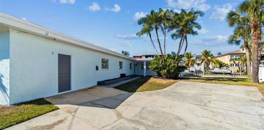 House in Saint Petersburg, Florida 2 bedrooms, 161.19 sq.m. № 2222437