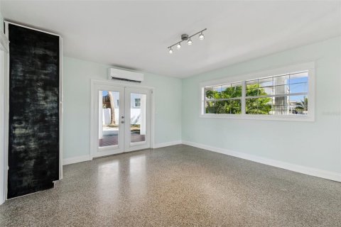 House in Saint Petersburg, Florida 2 bedrooms, 161.19 sq.m. № 2222437 - photo 15