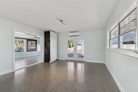 House in Saint Petersburg, Florida 2 bedrooms, 161.19 sq.m. № 2222437 - photo 14