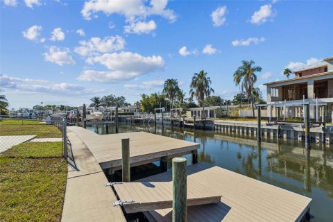 House in Saint Petersburg, Florida 2 bedrooms, 161.19 sq.m. № 2222437 - photo 2