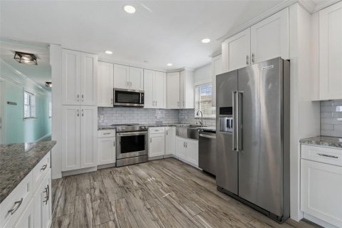 House in Saint Petersburg, Florida 2 bedrooms, 161.19 sq.m. № 2222437 - photo 13