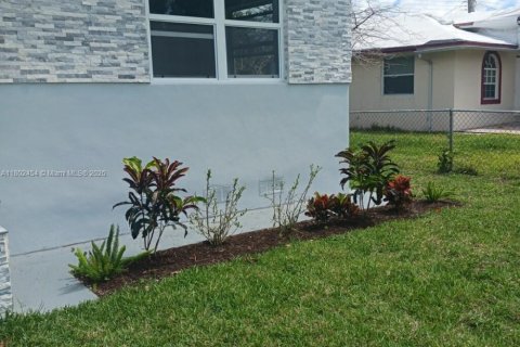 House in Hollywood, Florida 2 bedrooms, 66.89 sq.m. № 1758817 - photo 4