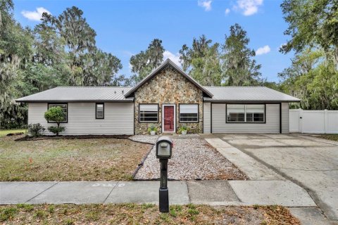 House in DeLand, Florida 3 bedrooms, 174.93 sq.m. № 2103782