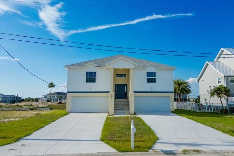 Casa en venta en Hernando Beach, Florida, 3 dormitorios, 151.43 m2 № 1736369 - foto 1