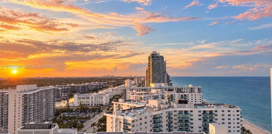 Appartement à Hollywood, Floride 2 chambres, 104.61 m2 № 2367803