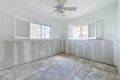 House in Saint Petersburg, Florida 3 bedrooms, 153.01 sq.m. № 2321291 - photo 12
