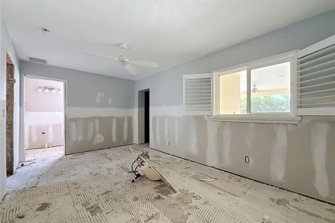House in Saint Petersburg, Florida 3 bedrooms, 153.01 sq.m. № 2321291 - photo 17