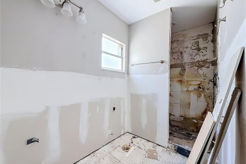 House in Saint Petersburg, Florida 3 bedrooms, 153.01 sq.m. № 2321291 - photo 21