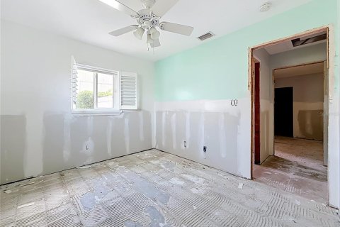 House in Saint Petersburg, Florida 3 bedrooms, 153.01 sq.m. № 2321291 - photo 13