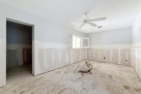 House in Saint Petersburg, Florida 3 bedrooms, 153.01 sq.m. № 2321291 - photo 15