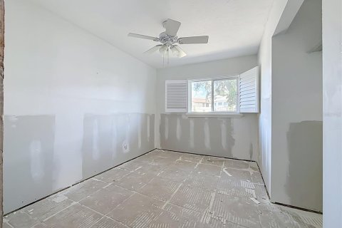 House in Saint Petersburg, Florida 3 bedrooms, 153.01 sq.m. № 2321291 - photo 9