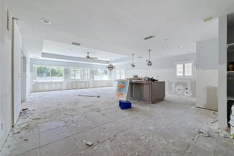 House in Saint Petersburg, Florida 3 bedrooms, 153.01 sq.m. № 2321291 - photo 2