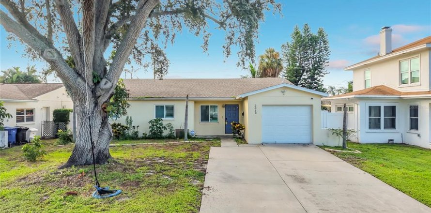 House in Saint Petersburg, Florida 3 bedrooms, 153.01 sq.m. № 2321291