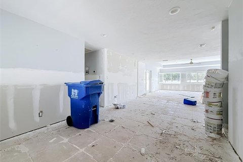 House in Saint Petersburg, Florida 3 bedrooms, 153.01 sq.m. № 2321291 - photo 5