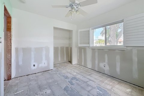 House in Saint Petersburg, Florida 3 bedrooms, 153.01 sq.m. № 2321291 - photo 14