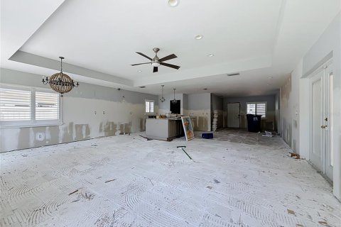 House in Saint Petersburg, Florida 3 bedrooms, 153.01 sq.m. № 2321291 - photo 3