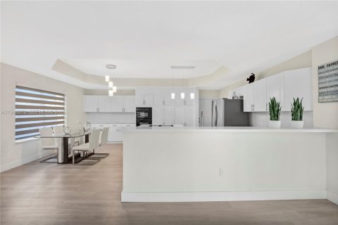 Casa en venta en Miami Lakes, Florida, 5 dormitorios, 274.71 m2 № 2002948 - foto 8