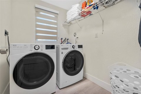 Casa en venta en Miami Lakes, Florida, 5 dormitorios, 274.71 m2 № 2002948 - foto 10