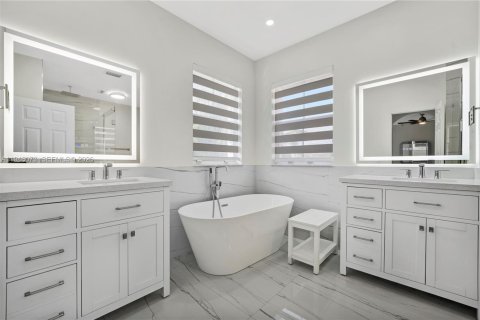 Casa en venta en Miami Lakes, Florida, 5 dormitorios, 274.71 m2 № 2002948 - foto 26