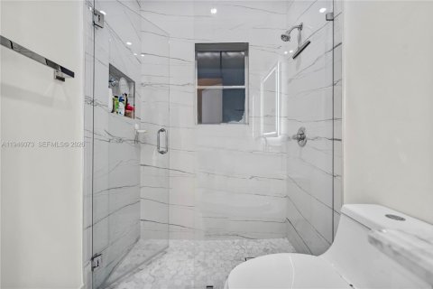 Casa en venta en Miami Lakes, Florida, 5 dormitorios, 274.71 m2 № 2002948 - foto 21