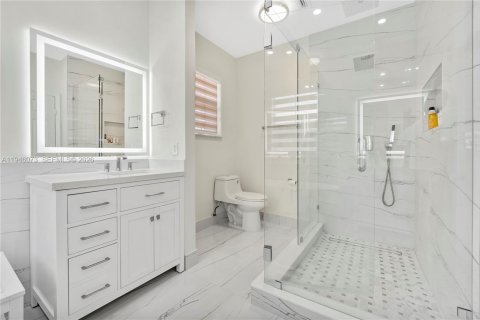 Casa en venta en Miami Lakes, Florida, 5 dormitorios, 274.71 m2 № 2002948 - foto 27