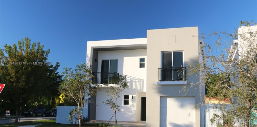 Дом в Майами, Флорида 4 спальни № 2048257