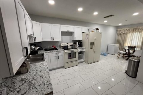House in Clearwater, Florida 2 bedrooms, 110.74 sq.m. № 2308673 - photo 9
