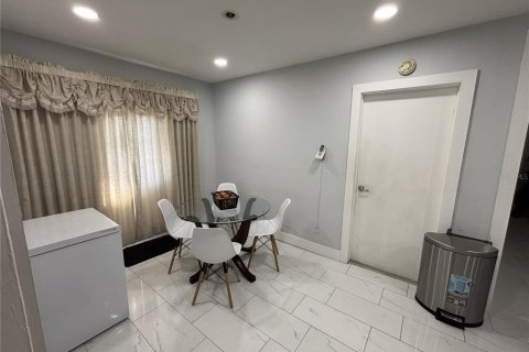 House in Clearwater, Florida 2 bedrooms, 110.74 sq.m. № 2308673 - photo 11