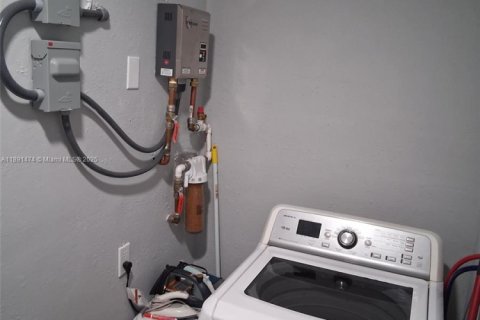 House in Hollywood, Florida 3 bedrooms, 142.88 sq.m. № 2012936 - photo 22