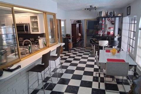 House in Hollywood, Florida 3 bedrooms, 142.88 sq.m. № 2012936 - photo 10