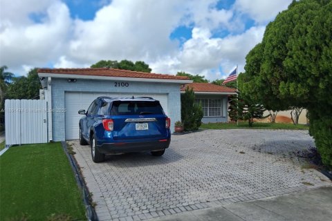 House in Hollywood, Florida 3 bedrooms, 142.88 sq.m. № 2012936 - photo 2