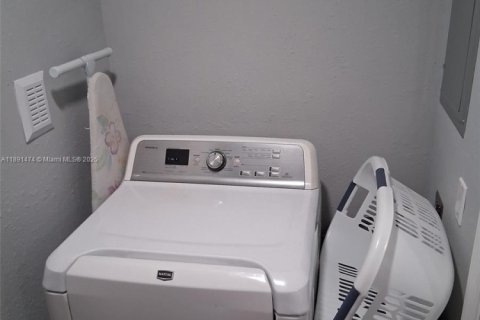 House in Hollywood, Florida 3 bedrooms, 142.88 sq.m. № 2012936 - photo 23