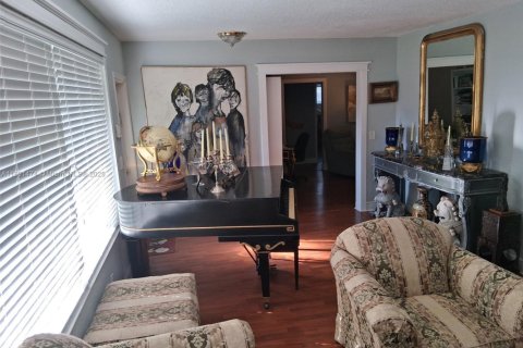 House in Hollywood, Florida 3 bedrooms, 142.88 sq.m. № 2012936 - photo 3