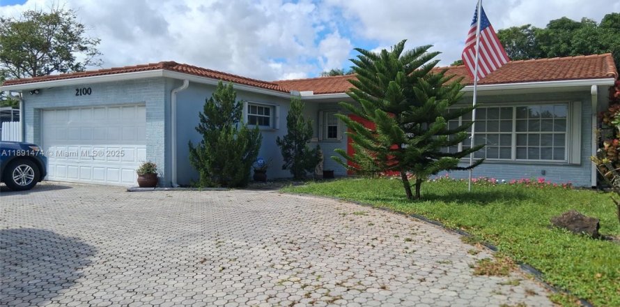 House in Hollywood, Florida 3 bedrooms, 142.88 sq.m. № 2012936