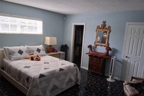 House in Hollywood, Florida 3 bedrooms, 142.88 sq.m. № 2012936 - photo 13