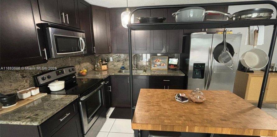 Condominio en Miami Lakes, Florida, 1 dormitorio  № 1949193