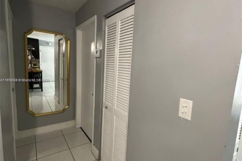 Condominio en alquiler en Miami Lakes, Florida, 1 dormitorio, 62.43 m2 № 1949193 - foto 4