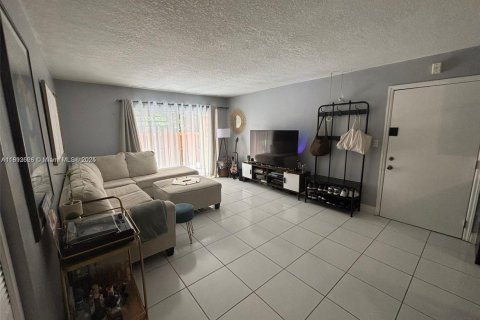 Condominio en alquiler en Miami Lakes, Florida, 1 dormitorio, 62.43 m2 № 1949193 - foto 2