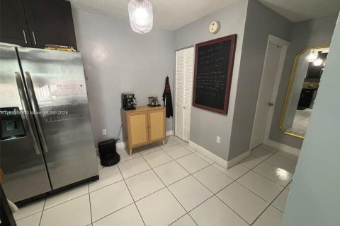 Condominio en alquiler en Miami Lakes, Florida, 1 dormitorio, 62.43 m2 № 1949193 - foto 3