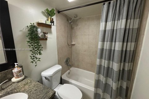 Condominio en alquiler en Miami Lakes, Florida, 1 dormitorio, 62.43 m2 № 1949193 - foto 10