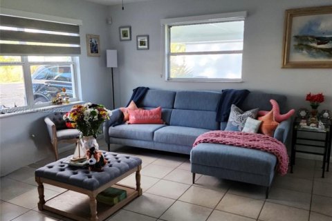 House in Fort Myers, Florida 3 bedrooms, 121.98 sq.m. № 2390568 - photo 3