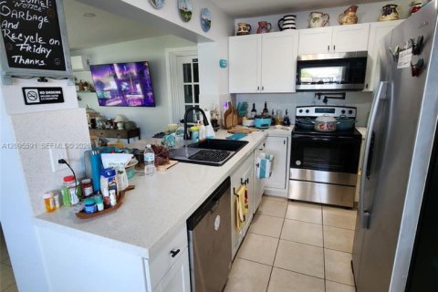 House in Fort Myers, Florida 3 bedrooms, 121.98 sq.m. № 2390568 - photo 18