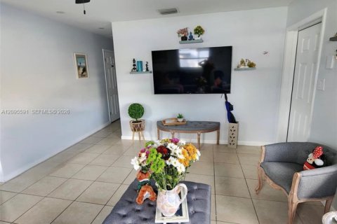 House in Fort Myers, Florida 3 bedrooms, 121.98 sq.m. № 2390568 - photo 4