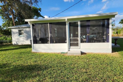 House in Fort Myers, Florida 3 bedrooms, 121.98 sq.m. № 2390568 - photo 24