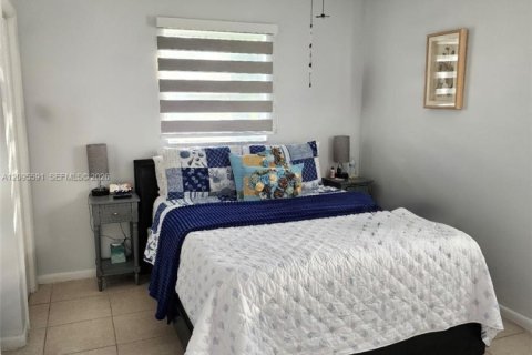 House in Fort Myers, Florida 3 bedrooms, 121.98 sq.m. № 2390568 - photo 11