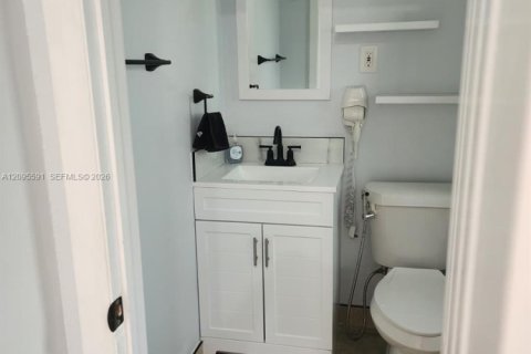 House in Fort Myers, Florida 3 bedrooms, 121.98 sq.m. № 2390568 - photo 15