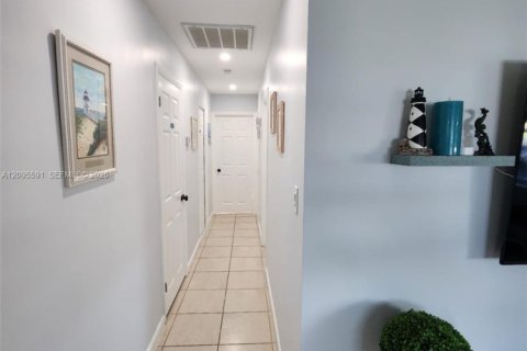 House in Fort Myers, Florida 3 bedrooms, 121.98 sq.m. № 2390568 - photo 6