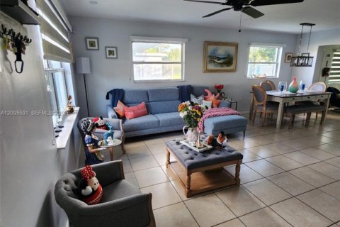 House in Fort Myers, Florida 3 bedrooms, 121.98 sq.m. № 2390568 - photo 2