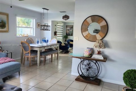 House in Fort Myers, Florida 3 bedrooms, 121.98 sq.m. № 2390568 - photo 16