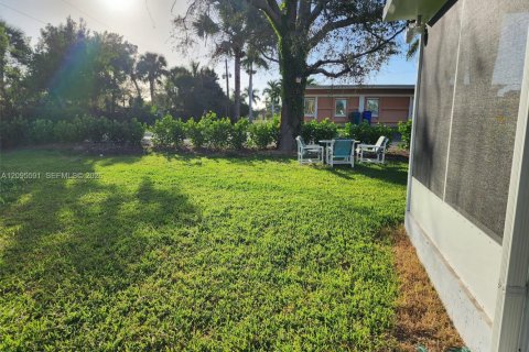 House in Fort Myers, Florida 3 bedrooms, 121.98 sq.m. № 2390568 - photo 26